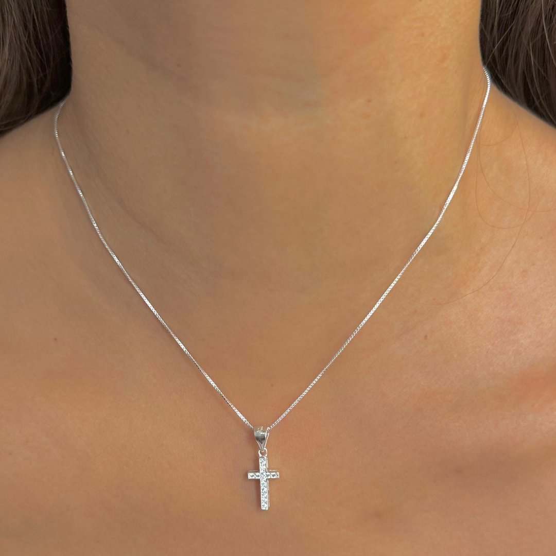 Cadena cruz en plata