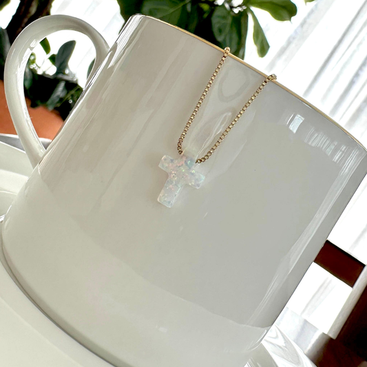 Cadena cruz ópalo blanca