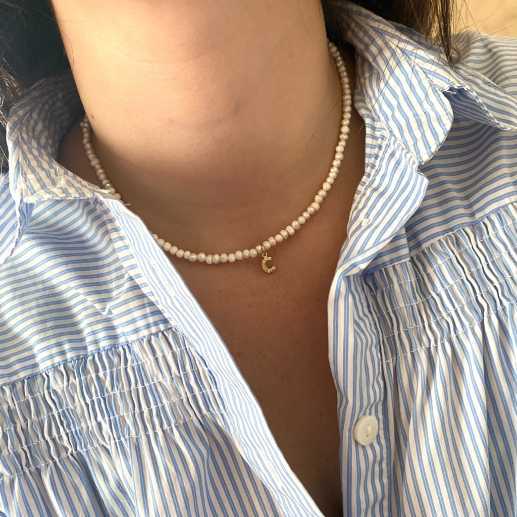Choker perla de río con inicial