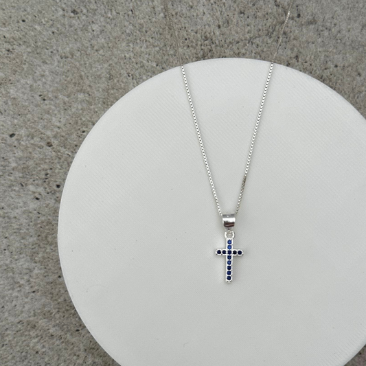 Cadena cruz en plata