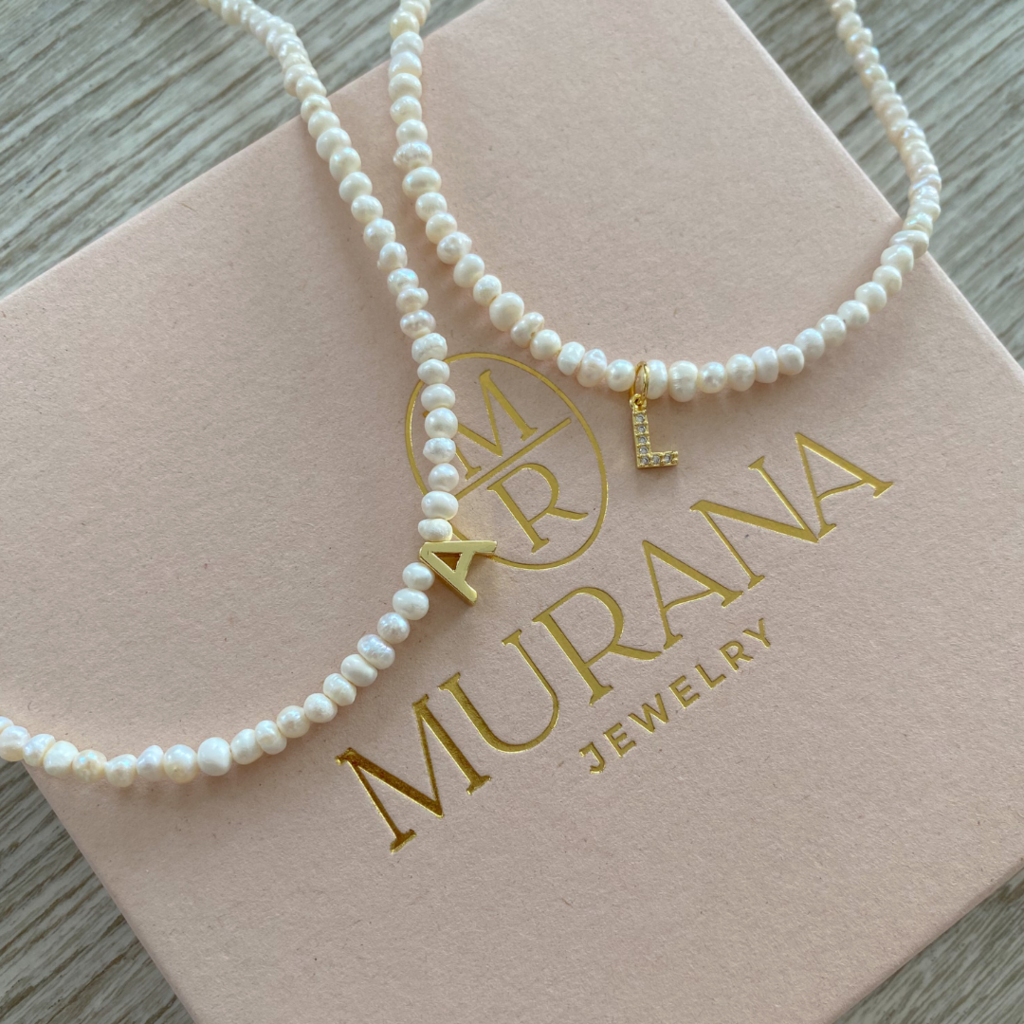 Choker perla de río con inicial