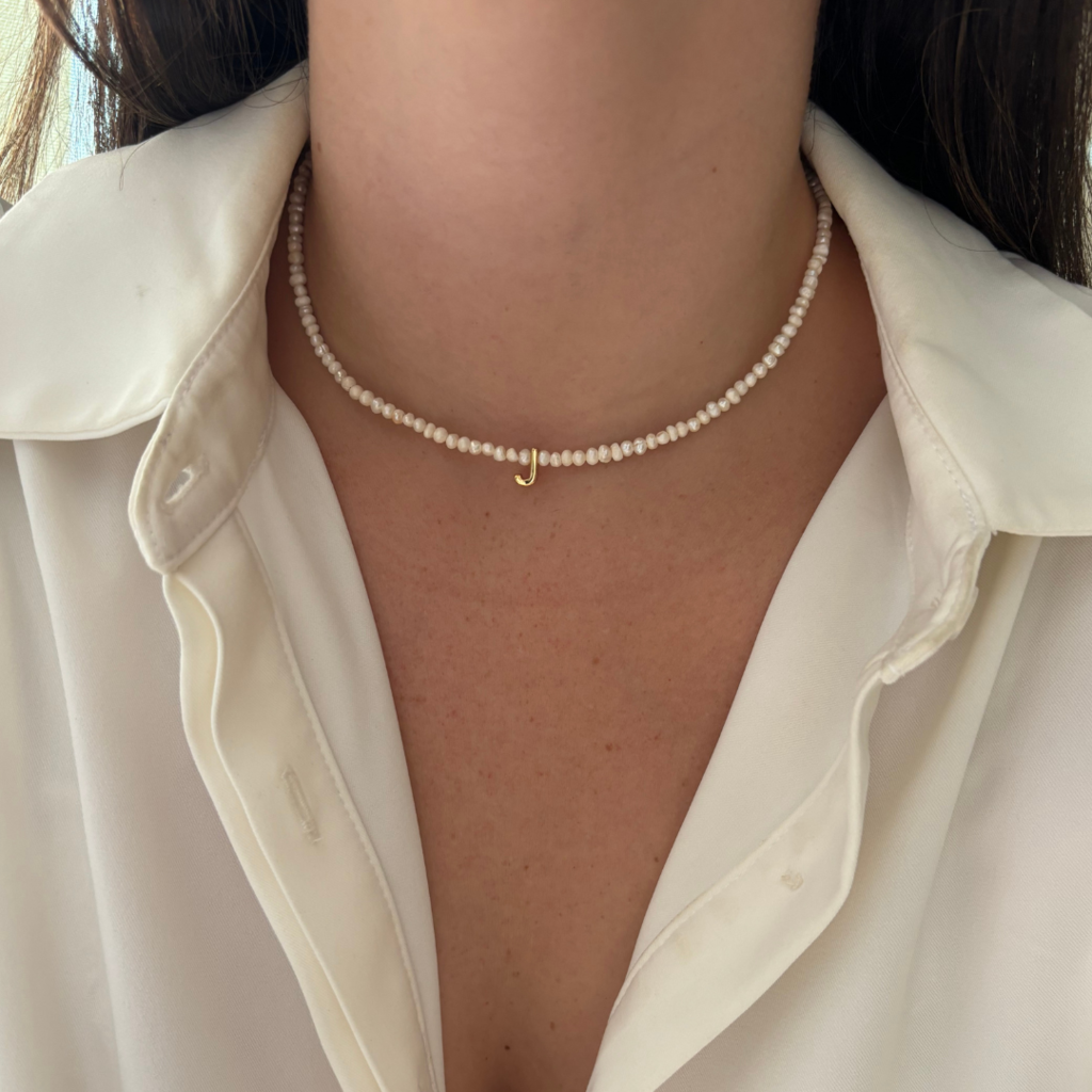 Choker perla de río con inicial
