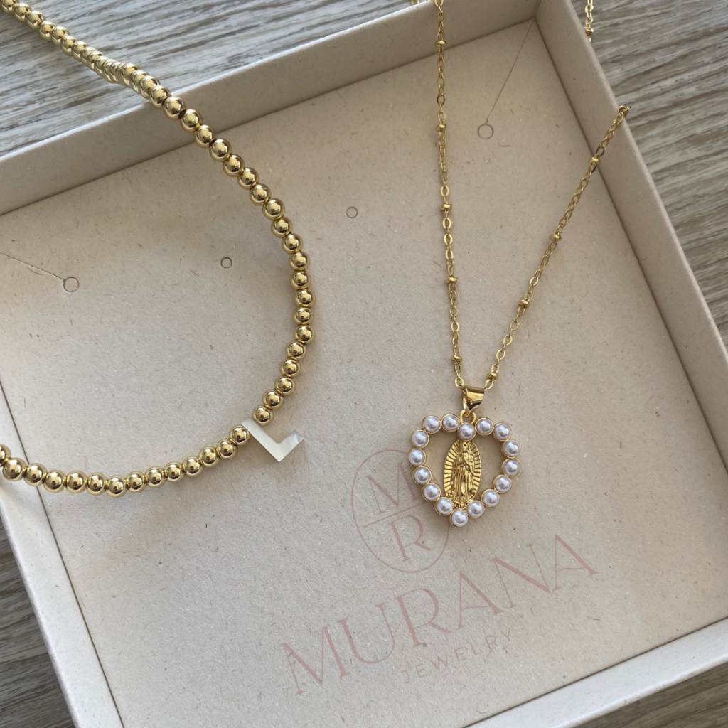 Choker dorado inicial madre perla