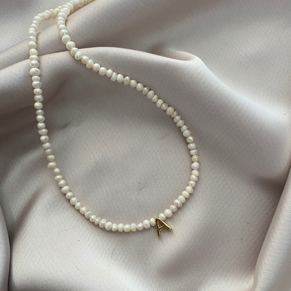 Choker perla de río con inicial