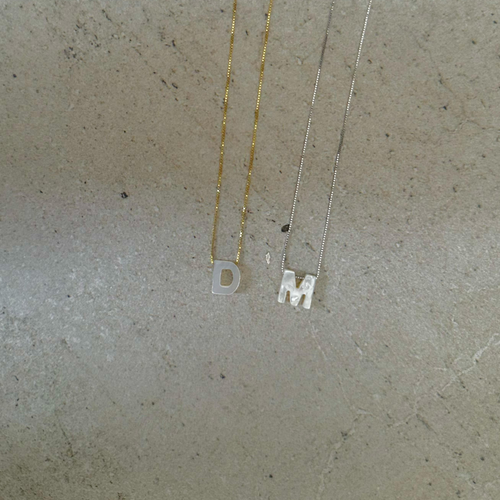 Cadena inicial madre perla en Plata Rodinada