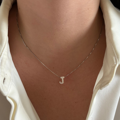 Cadena inicial madre perla en Plata Rodinada
