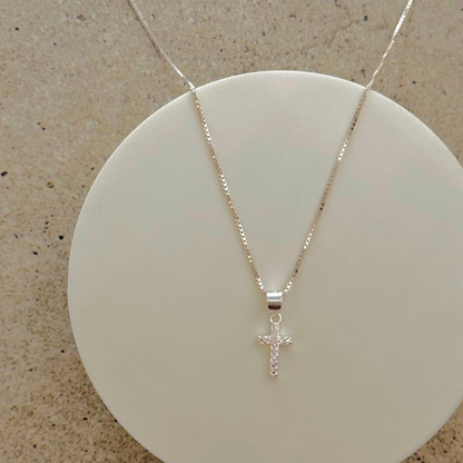 Cadena cruz en plata