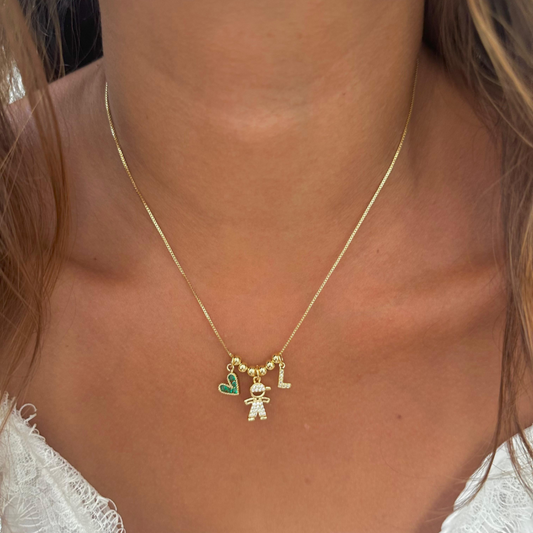 Cadena corazón, niña e inicial