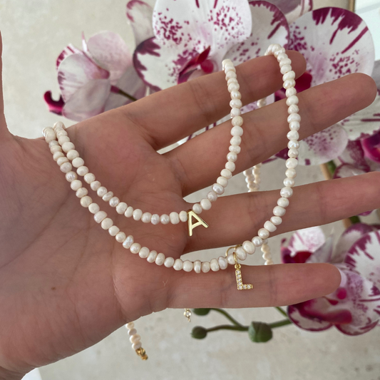 Choker perla de río con inicial