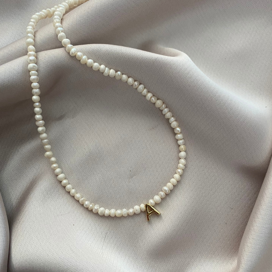 Choker perla de río con inicial